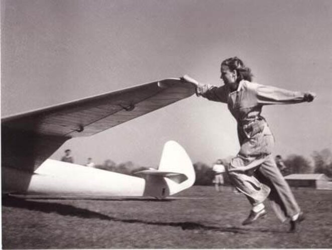 Yvette, l'intrépide aviatrice © 1947 Robert Doisneau / Rapho Yvette, l'intrépide aviatrice © 1947 Robert Doisneau / Rapho